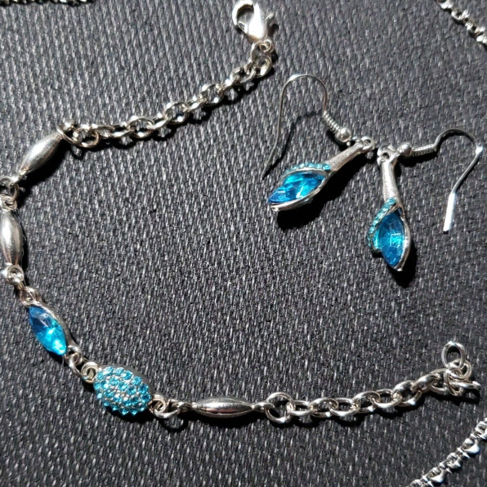 Earing, Necklace, Bracelet Set - Picture 6 of 6